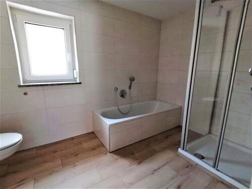 Tageslichtbad mit Wanne und Dusche - Etagenwohnung mit 86,00 m&sup2; in Amberg zur Miete