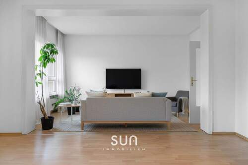 GERÄUMIGES WOHNZIMMER - (visualisiert) - 1 Zimmer Mehrfamilienhaus, Wohnhaus in Neu-Isenburg