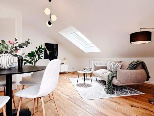 Wohnzimmer - neu renoviert und sofort frei: 3 Zimmer mit Balkon und Stellplatz