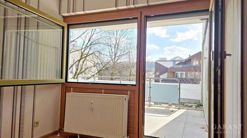 Ausgang zur Terrasse - Gepflegte 2 Zimmer-Wohnung mit großer Terrasse in zentraler Lage!