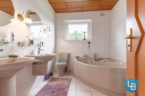 Helles Badezimmer mit großer Eckbadewanne - 