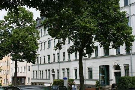 Hausansicht - ! Zeißstr.- Tolle 2-Raum zum Wohlfühlen!