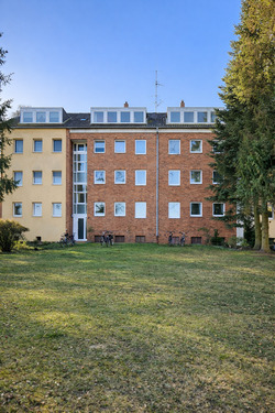 Wohnhaus mit Fahrrädern im Vordergrund - Mehrfamilienhaus, Wohnhaus zum Kaufen in Lübeck