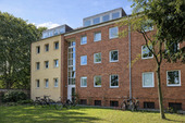 Wohngebäude mit Fahrrädern im Garten - Mehrfamilienhaus, Wohnhaus in Lübeck