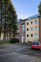 Wohngebäude mit Parkplatz - 