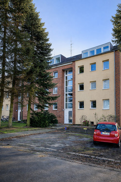 Wohngebäude mit Parkplatz - 