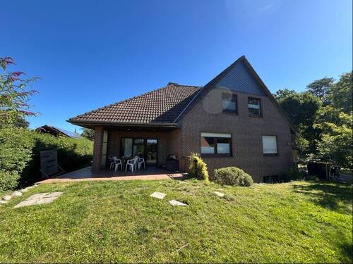 Frontansicht - Einfamilienhaus mit Einliegerwohnung und Garage