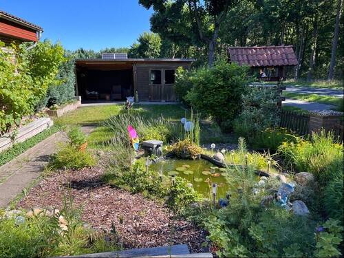 Garten mit kleiner Teicanlage neben der Garage - 