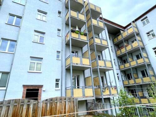Hofansicht/Balkon/Garten - Schöne Zwei-Zimmer- Wohnung mit Balkon im Chemnitzer Lutherviertel Einbauküche bereits im Mietpreis enthalten.