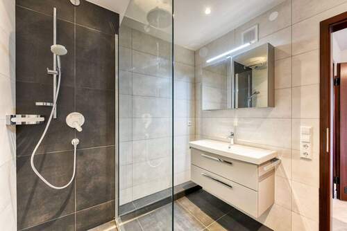 Bad mit Möblierung - 