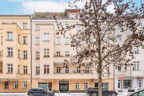 Hausansicht - Stilvolle 4-Zimmer-Altbauwohnung im Samariterviertel