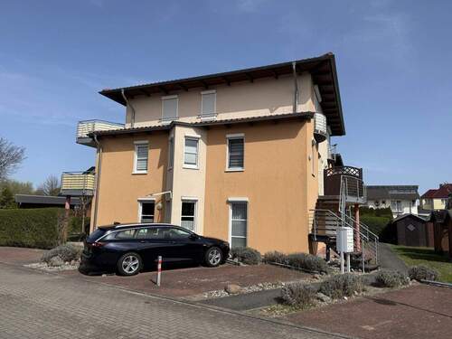 Hausansicht mit Stellplatz - 2 Zimmer Etagenwohnung zum Kaufen in Heringsdorf