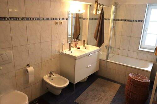 Tageslichtbad mit Badewanne - 