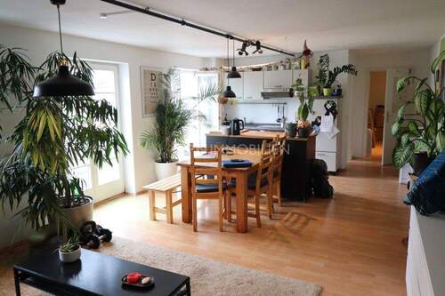 Wohn- und Esszimmer mit Südbalkon - RESERVIERT! 3-Zimmer mit Balkon und EBK in der östlichen Altstadt