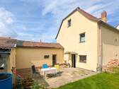 Haus mit Nebengelassen - 