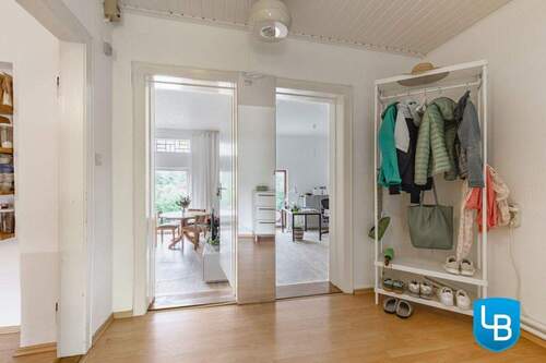 ... mit Platz für eine Garderobe und Sitzmöglichkeit - 4 Zimmer Einfamilienhaus in Plön