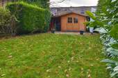 mit großem Gartenhaus - 