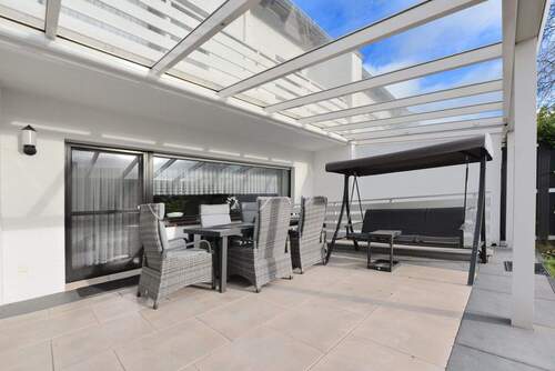 die große, überdachte Terrasse - 5 Zimmer Doppelhaushälfte in Moers