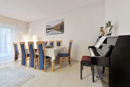 am Esstisch ist Platz für die ganze Familie - 