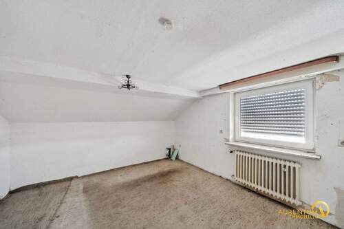 Wohnzimmer - 2,5-Zimmer-Dachgeschosswohnung mit Potenzial - 47 m², sofort frei in Arnhofen, Landkreis Kelheim