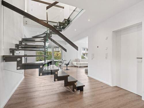 Großzügige Diele mit Treppenaufgang - 