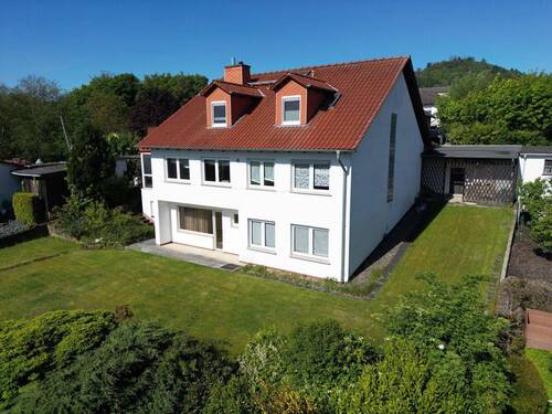 Außenansicht - Großes Einfamilienhaus mit vermieteter Einliegerwohnung in Panoramalage von Baunatal-Großenritte!