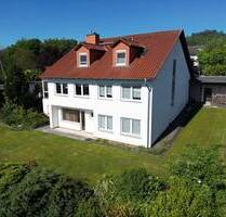 Großes Einfamilienhaus mit vermieteter Einliegerwohnung in Panoramalage von Baunatal-Großenritte!