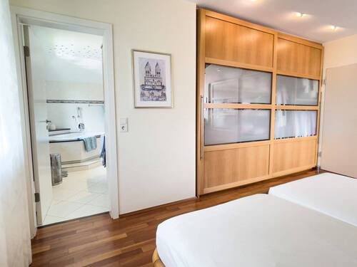 Schlafzimmer mit eigenem Bad - 