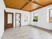 Wohn-/ Essberich mit Blick zur Küche - 3 Zimmer Etagenwohnung zum Kaufen in Traunstein