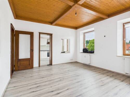 Wohn-/ Essberich mit Blick zur Küche - 3 Zimmer Etagenwohnung zum Kaufen in Traunstein