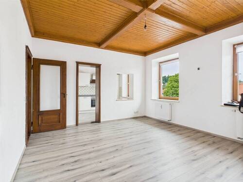Wohn-/ Essbereich mit Blick zur Küche - 