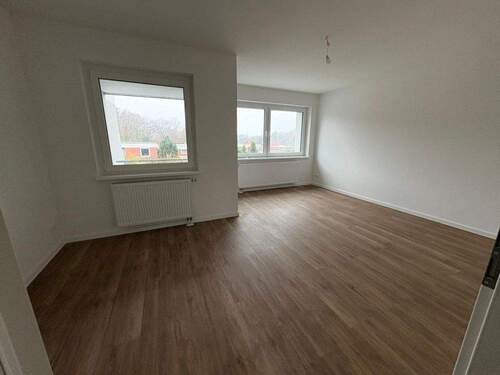 Wohnzimmer mit Balkon - 2 Zimmer Etagenwohnung zur Miete in Lüneburg