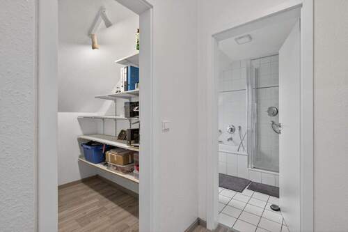 Abstellkammer + Badezimmer - 