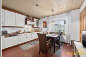 Küche - Großzügige Erdgeschosswohnung mit Garten und Garage in zentraler Lage