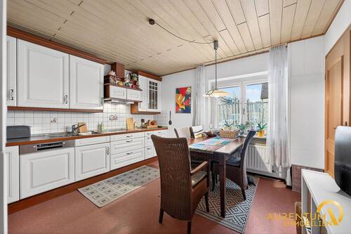 Küche - Großzügige Erdgeschosswohnung mit Garten und Garage in zentraler Lage