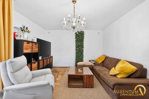 Wohnzimmer - 4 Zimmer Etagenwohnung zum Kaufen in Regensburg