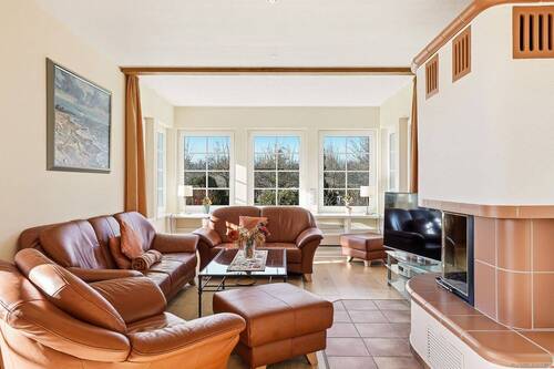 Wohnzimmer, Blick zum Erker - 