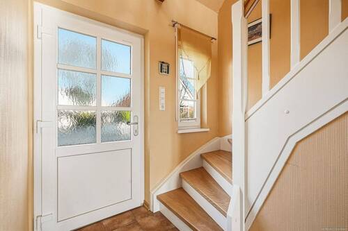 Eingangsbereich, Treppe ins Dachgeschoss - 
