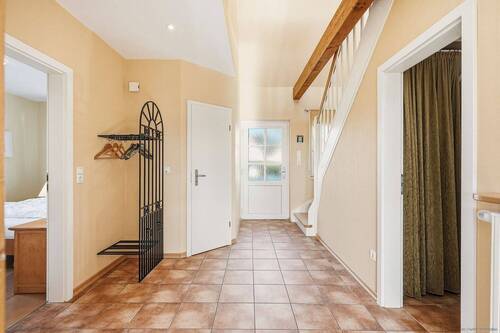 Eingangsbereich mit Garderobe, Blick zur Haustür - 