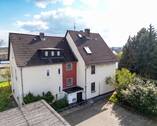 Vorderansicht - Gepflegte, sofort freie 3-Zimmer-Erdgeschosswohnung mit eigenem Gartenanteil, zwei Garagen und einem Stellplatz in Kassel!