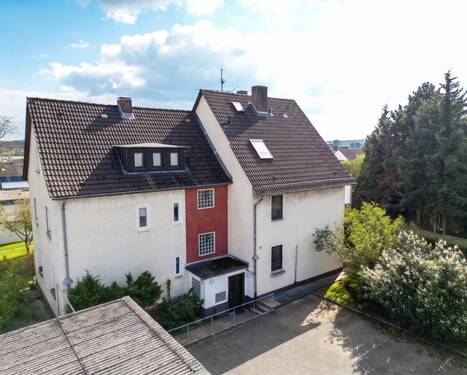 Vorderansicht - Gepflegte, sofort freie 3-Zimmer-Erdgeschosswohnung mit eigenem Gartenanteil, zwei Garagen und einem Stellplatz in Kassel!