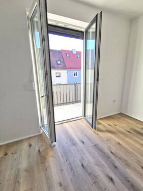 Wohnzimmer mit Balkon - 