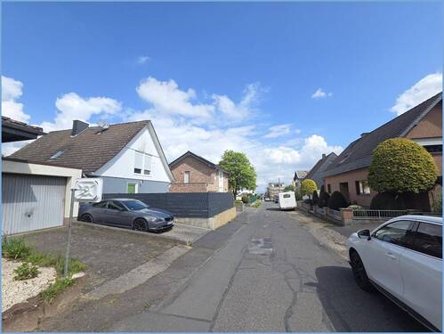 Blick in die Straße - 5 Zimmer Einfamilienhaus zum Kaufen in Bornheim