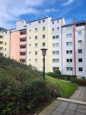 Hausansicht - Großzügige & renovierte 3-Zimmer Wohnung in familiärer Wohngegend!