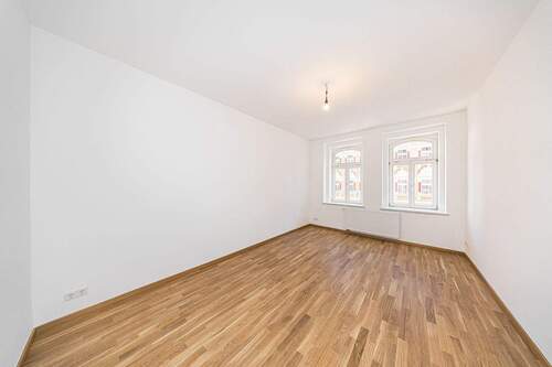 Wohnzimmer - Modern renoviert: 3 Zimmer mit Parkett, Balkon & Badewanne