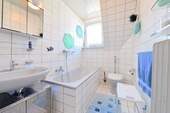 Bad mit Badewanne im OG - 