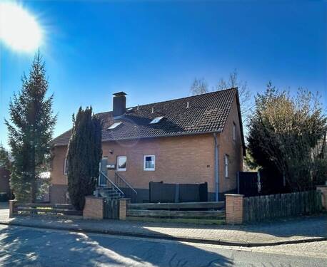 Blick von der Straße aufs Haus - Einfamilienhaus mit Einliegerwohnung und großem Grundstück in Salzgitter-Gebhardshagen