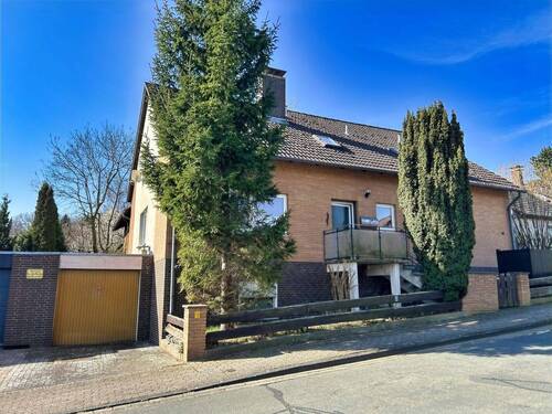 Blick auf die Garage und das Haus - 7 Zimmer Einfamilienhaus in Salzgitter