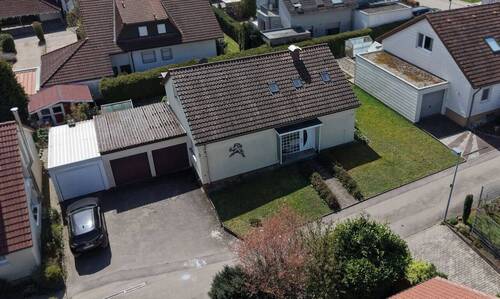 Ansicht Straße mit Doppelgarage - 