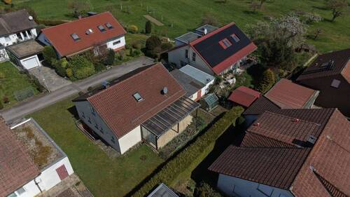 Ansicht Südwesten mit Terrasse und Garten - Ruhige Anliegerstraße direkt am Ortsrand - Familie was willst du mehr!
